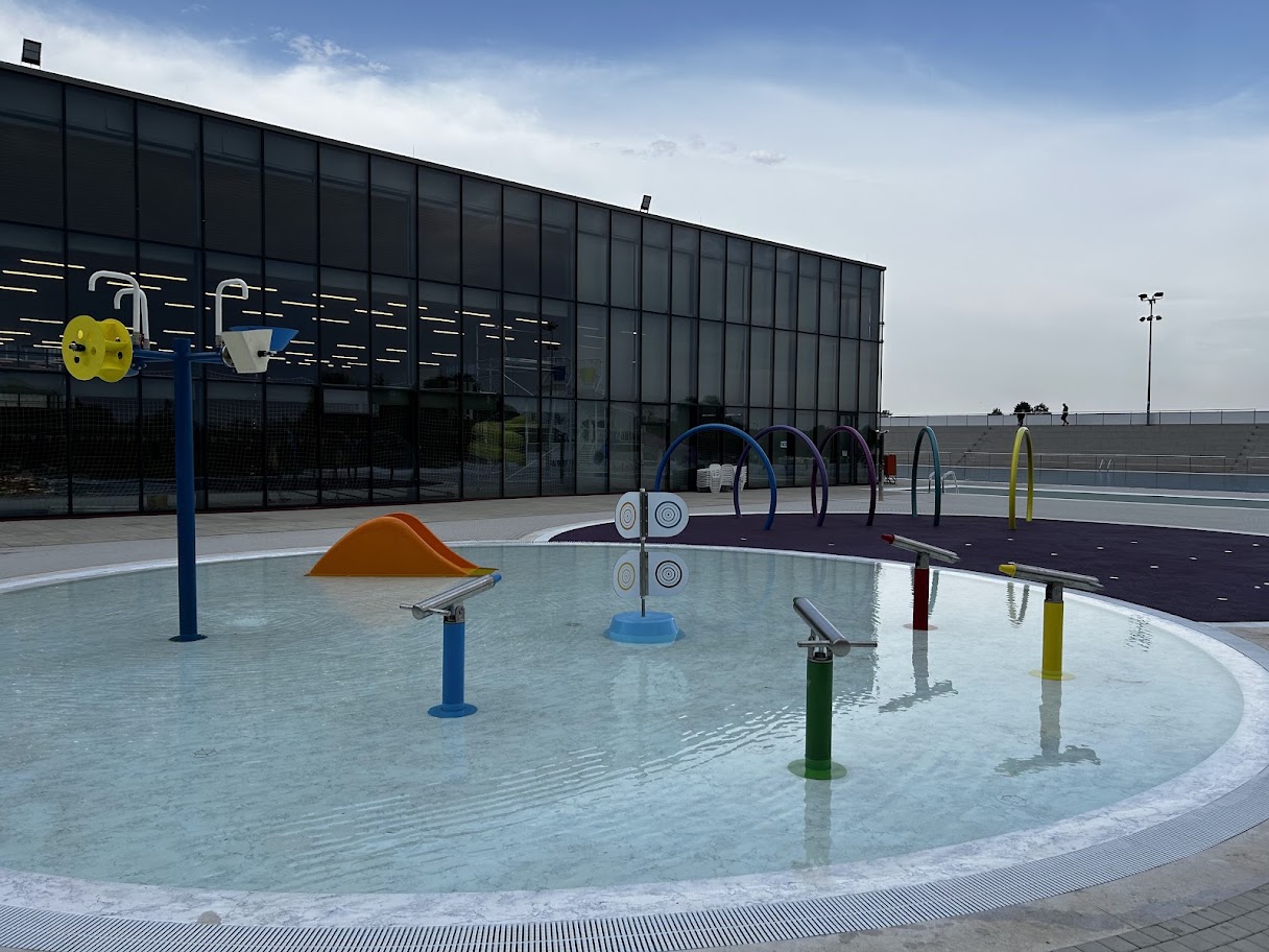 Spray park s vodenim topovima i šarenim lukovima